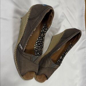 Toms Brown Peep-Toe Wedge Espadrilles 8.5 brownish gray in color EUC